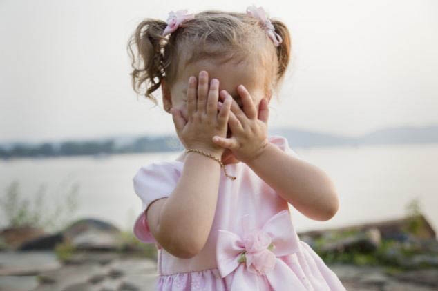Zašto djeca misle da su nevidljiva ako prekriju oči?